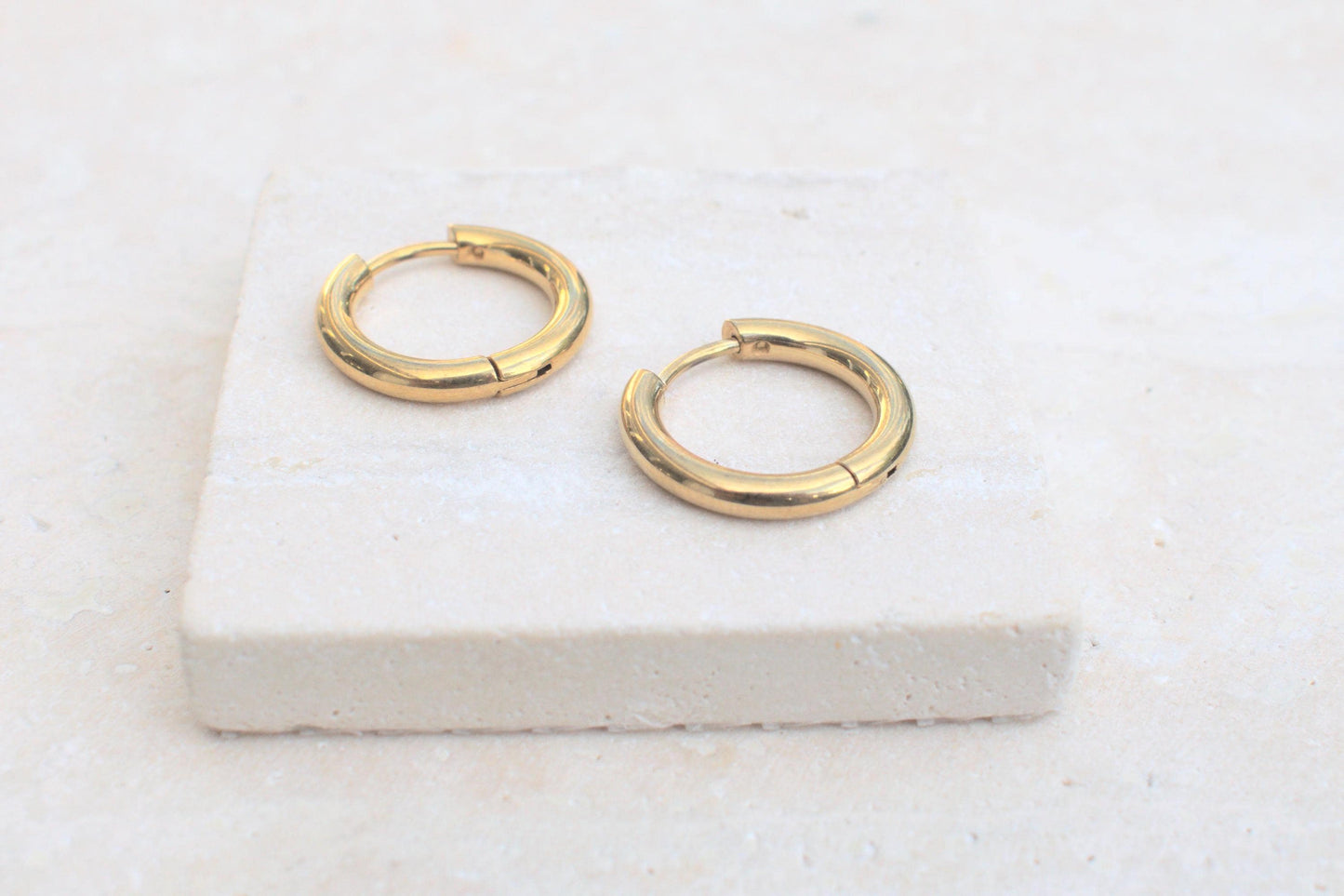 Minimalistische goldene Creolen aus Edelstahl, Creolen Ohrringe für Damen in gold