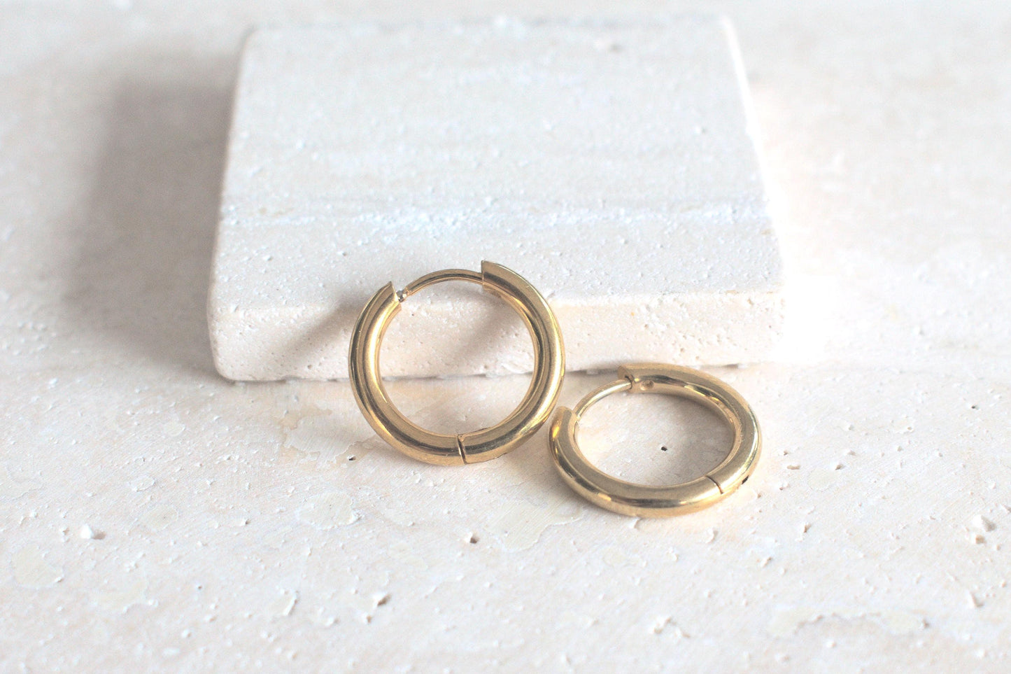 Minimalistische goldene Creolen aus Edelstahl, Creolen Ohrringe für Damen in gold